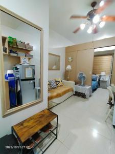 - un salon avec un miroir et une chambre dans l'établissement Condo by Bambie near NAIA airport, à Manille