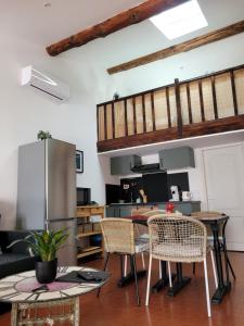 een keuken en een woonkamer met een tafel en stoelen bij île en Provence in Martigues