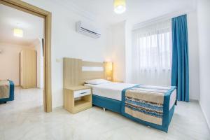 Dormitorio pequeño con cama y espejo en Greenlife hotel, en Alanya