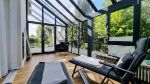 a screened in porch with a glass roof at Ferienhaus Küstenhuus Kalifornien an der Ostsee in Kalifornien