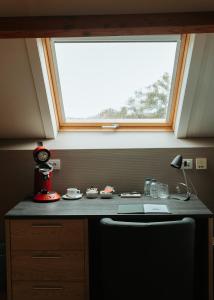 cocina con ventana y barra con licuadora en Hotel Ter Zuidhoek, en Roeselare