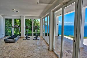 een lege fitnessruimte met uitzicht op de oceaan bij Paradise Retreat Peace Relaxation in Santa Bárbara de Samaná