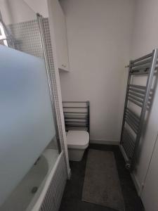 ein Badezimmer mit einem WC und einer Badewanne in der Unterkunft T2 charmant rue de Commerce in Paris