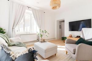 ein Wohnzimmer mit 2 Sofas und einem TV in der Unterkunft Fully Equipped Apartment Close to Malmö & Copenhagen in Vellinge