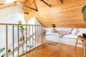 ein Schlafzimmer mit einem Bett in einer Holzdecke in der Unterkunft Fully Equipped Apartment Close to Malmö & Copenhagen in Vellinge