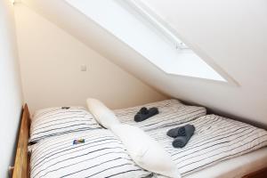 מיטה או מיטות בחדר ב-Dat tiny Hus