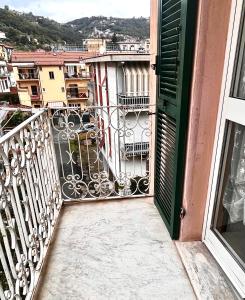 uma varanda com vista para a cidade em Apartment in Arzela em La Spezia