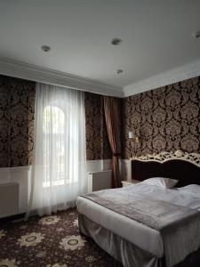 Posteľ alebo postele v izbe v ubytovaní Royal Grand Hotel