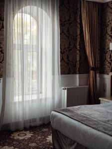Posteľ alebo postele v izbe v ubytovaní Royal Grand Hotel