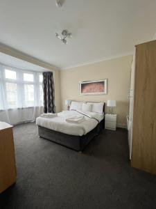 Un dormitorio con una cama grande y una ventana en 4 Bedroom holiday home, en Woodford
