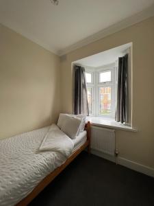 Cama o camas de una habitación en 4 Bedroom holiday home