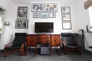 Et tv og/eller underholdning på Executive Sea View apartment 3 Bedroom 'Lodge with the Legends' Sleeps up to 8