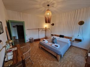 uma sala de estar com uma cama e um lustre em Residenza La Veranda a Rialto em Veneza