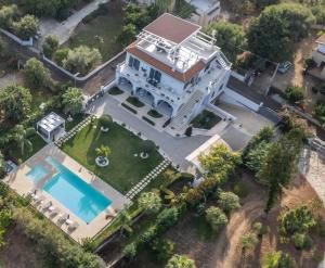 - une vue aérienne sur une maison avec une piscine dans l'établissement La Dimora degli Angeli, à Tropea