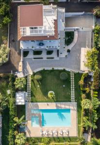 Cette chambre offre une vue sur une maison dotée d'une piscine. dans l'établissement La Dimora degli Angeli, à Tropea