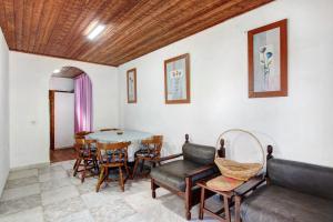 a living room with a table and chairs at El Cazador 1 in Granadilla de Abona