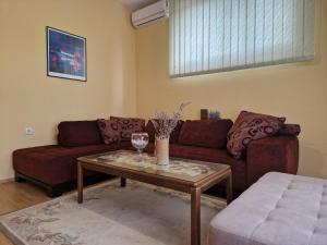 - un salon avec un canapé et une table dans l'établissement Apartment Studenac, à Banja Luka