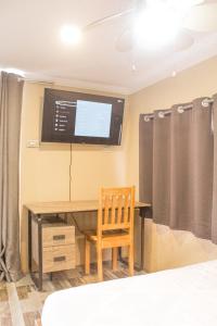 TV a/nebo společenská místnost v ubytování JOE'S CASTLE
