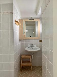 ein Bad mit einem Waschbecken und einem Spiegel in der Unterkunft Casa Savina - stupenda vista lago e monti in Plesio