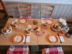 une table avec des tasses et des assiettes de nourriture dans l'établissement Hotel Pension Anke, à Bodenmais