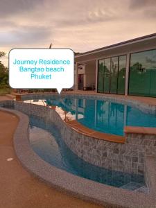 Bazén v ubytování Journey Residence Phuket nebo v jeho okolí