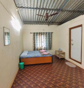 een slaapkamer met een bed en een plafond bij A Latent Farm stay in Gimvi