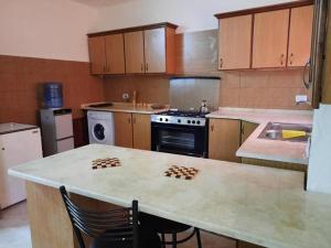 una cucina con un bancone e una stufa forno a legna di EMILE ALTWAL Hotel a Madaba
