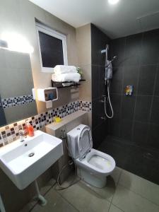 uma casa de banho com um WC, um lavatório e um chuveiro em Double Nine Homestay - Sri Indah Condominium em Sandakan
