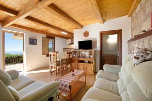 ein Wohnzimmer mit einem Sofa, Stühlen und einem Tisch in der Unterkunft El cazador 2 in Granadilla de Abona