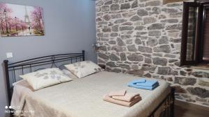 a bedroom with a bed with towels on it at ΜΑΡΙΓΟΥΛΑΜ in Kalesménon
