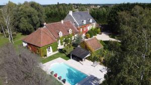 eine Luftansicht eines Hauses mit Pool in der Unterkunft Domaine de la Blonnerie in Feings