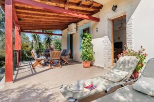 un patio con sillas y una mesa en una casa en Villa Christina near Stafylos beach, en Skopelos Town