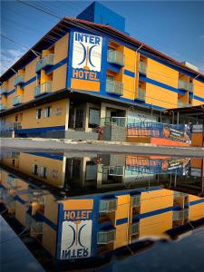 budynek hotelowy z odbiciem w wodzie w obiekcie INTER HOTEL JACARAÍPE w mieście Serra