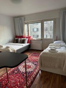 羅瓦涅米的住宿－Arctic Cozy Studio in the City，一间卧室配有一张床、一张沙发和一个窗口