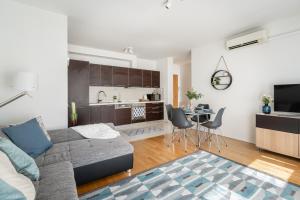 sala de estar con sofá y cocina en Paulay Private Apartment, en Budapest