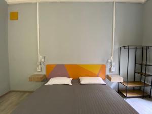 1 cama grande con 2 almohadas en una habitación en Eureka Rooms en Roma