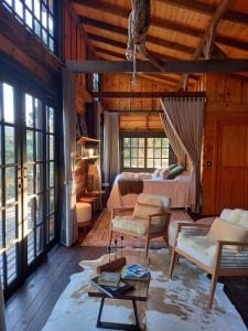 坎普阿萊格里的住宿－Cabana Van Gogh，小木屋内的卧室,配有床和窗户