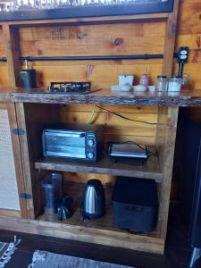 eine Küche mit einer Theke mit einem Toaster und einer Mikrowelle in der Unterkunft Cabana Van Gogh in Campo Alegre