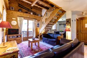 een woonkamer met een bank en een trap bij Apartment Amethyste 2 Bedrooms with Free Parking in Les Houches