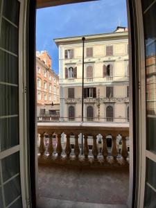una ventana con vistas a un edificio en Eureka Rooms en Roma