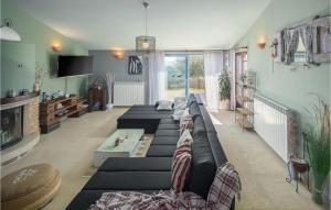 sala de estar con sofá negro y TV en Nice Home In Buje With Wifi en Buje