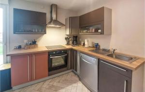 Η κουζίνα ή μικρή κουζίνα στο Cozy Home In Carly With Kitchen