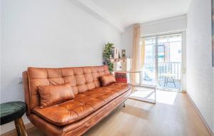 ein braunes Ledersofa im Wohnzimmer in der Unterkunft 4 Bedroom Nice Apartment In El Campello in El Campello