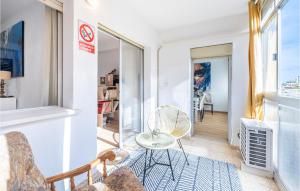 ein Wohnzimmer mit einem Tisch und einem Stuhl in der Unterkunft 4 Bedroom Nice Apartment In El Campello in El Campello