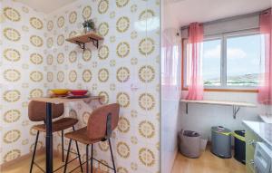 eine Küche mit Tisch und Stühlen in einem Zimmer in der Unterkunft 4 Bedroom Nice Apartment In El Campello in El Campello