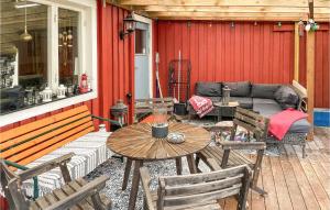 un patio con mesa, sillas y sofá en 3 Bedroom Stunning Home In Gullspng, en Gullspång