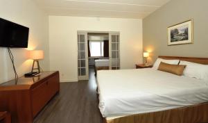 Postel nebo postele na pokoji v ubytování Hotel Le Voyageur
