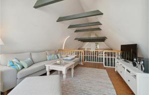 uma sala de estar com um sofá e uma escada em Gorgeous Apartment In Svaneke With House Sea View em Svaneke