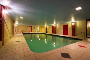 a swimming pool in a room with ailed floor at Hotel Le Voyageur in Quebec City