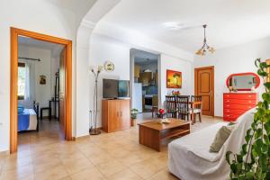 sala de estar con sofá y mesa en Villa Christina near Stafylos beach, en Skopelos Town